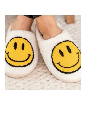 🆕- HOST PICK- Moon Cake Smiley Face Plush Slippers. Size: 7-8